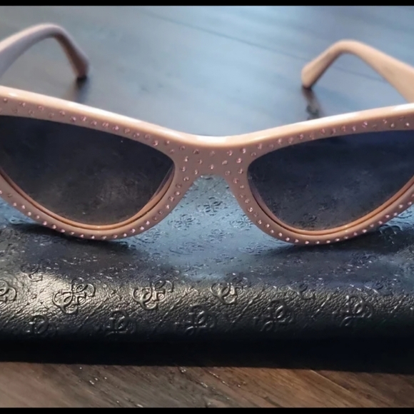 Guess sunglasses bundle snd Guess watch - Picture 3 of 11